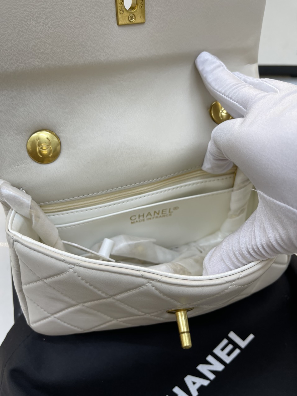 Túi Xách Chanel Super Classic Khóa Hạt Ngọc Màu Trắng Size 22cm